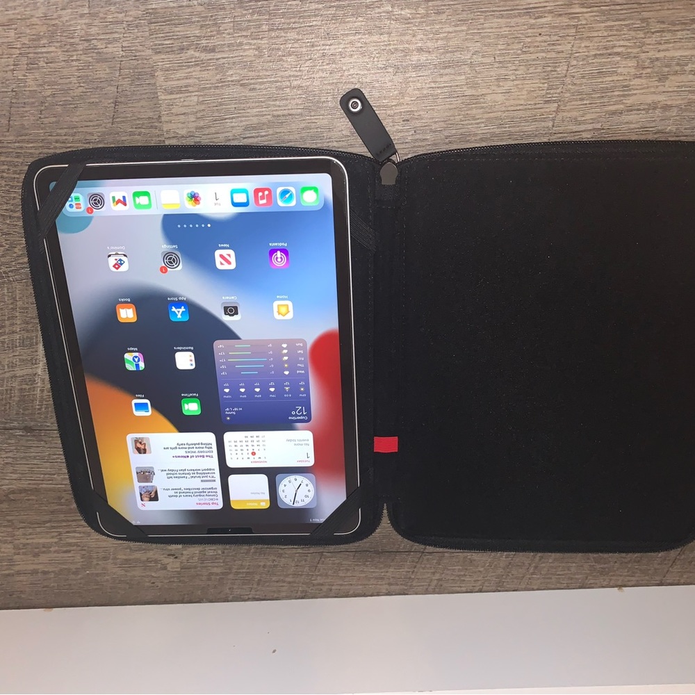 Hello am selling my iPad Pro (11-inch) 2nd generation. Storage:1TB of space.